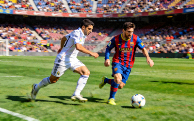 西甲联赛巴塞罗那对阵皇家马德里的国家德比 - 梅西带球突破